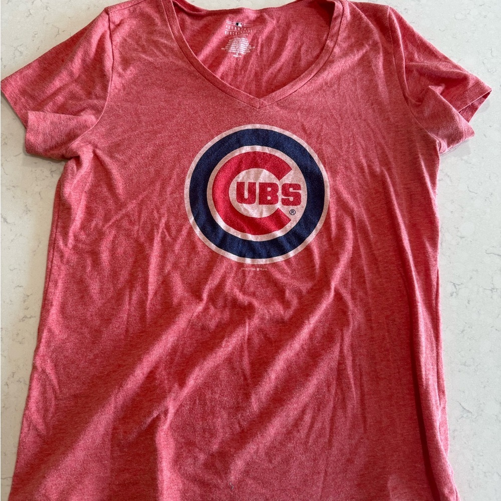 Genuine Merchandise Red Chicago Cubs Logo V‑Neck Tee